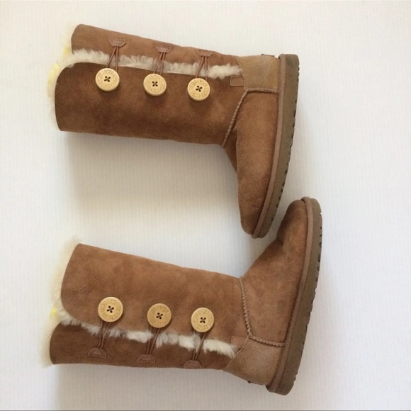 UGG Australia BAILEY BUTTON TRIPLET Suede Sheepskin Boot CHESTNUT Suede 6 US - Picture 8 of 9